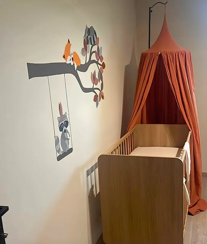 Bosdierentak in terracotta babykamer
